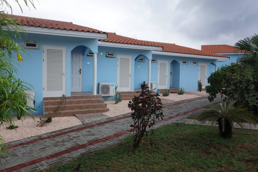 Eingang Blue Bay Lodges - Sunny Curacao