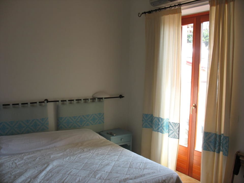 Bett mit Minibalkon Hotel Bue Marino