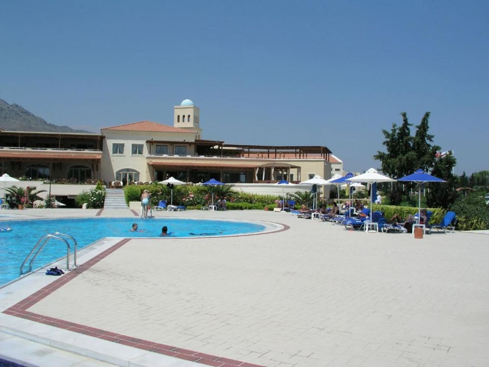 großer Pool Pilot Beach Resort
