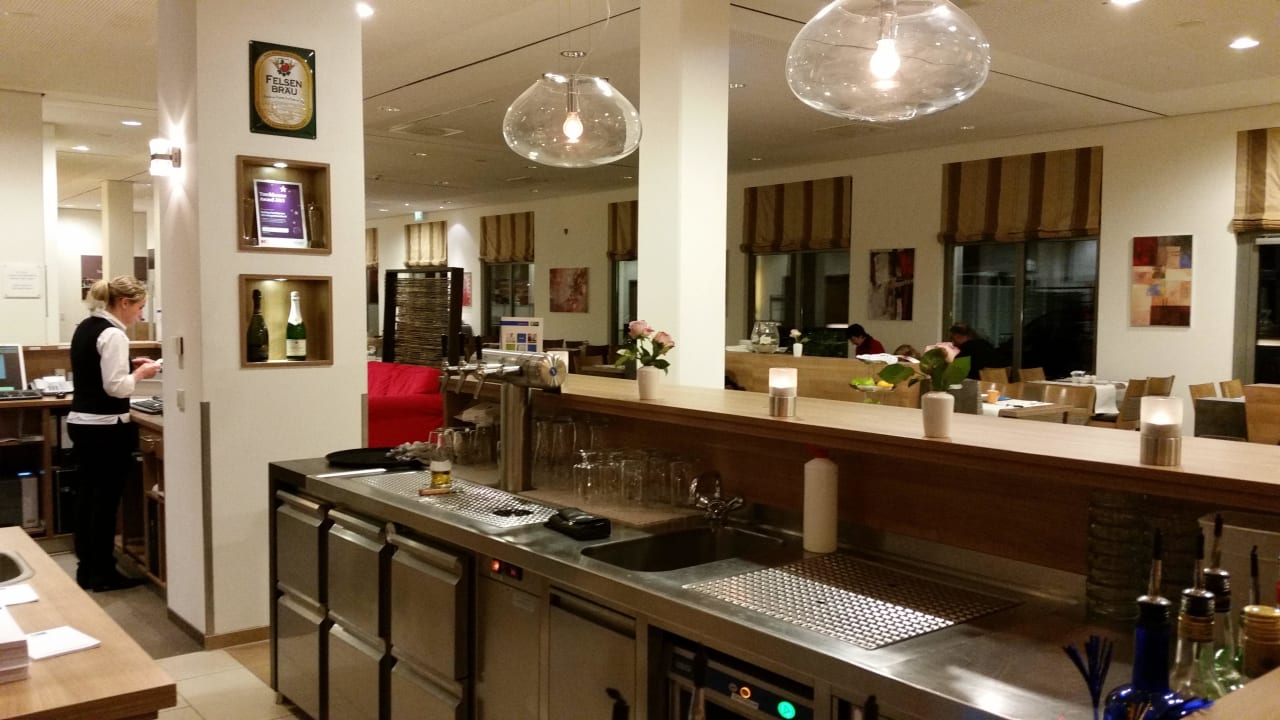 Die Theke der Hotelbar - hinten die Rezeption Holiday Inn Express Nürnberg - Schwabach