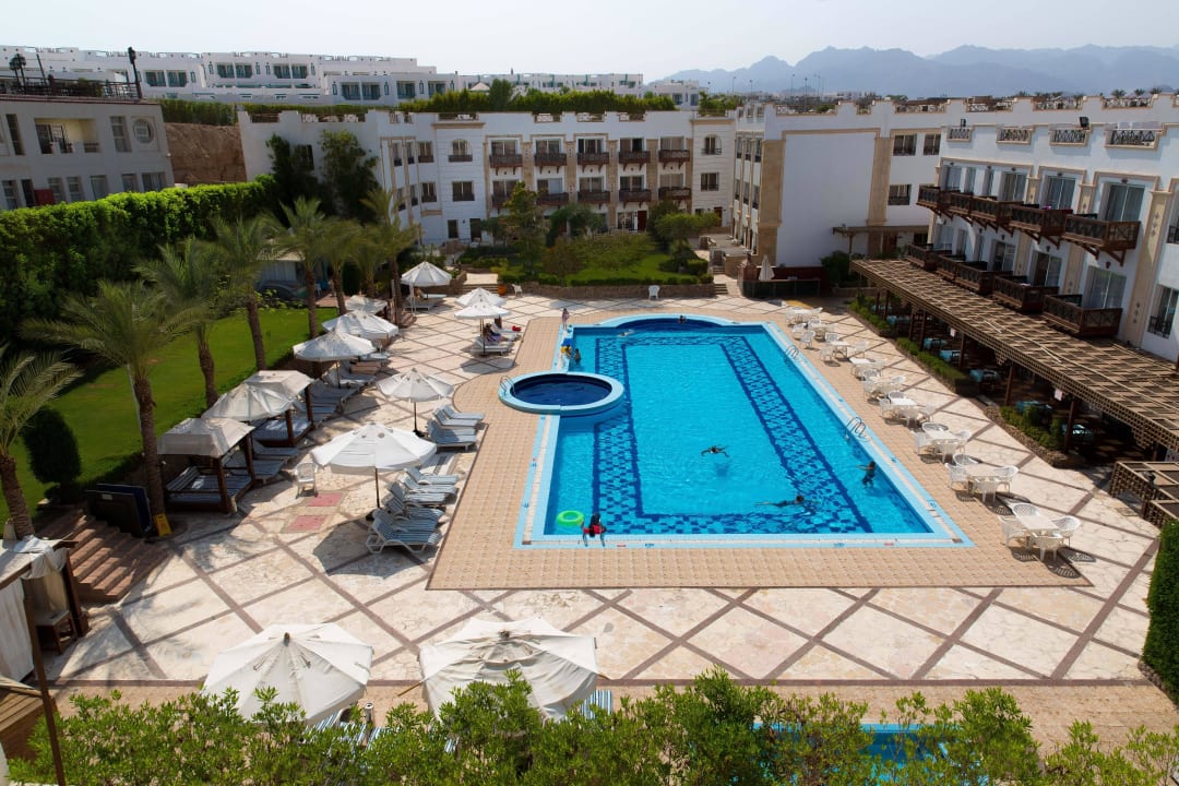Pool und Zimmerfront Hotel Falcon Naama Star