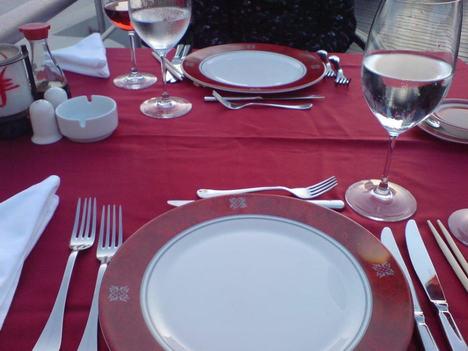 Gedeck des Spezialitätenrestaurants Blue Waters Club