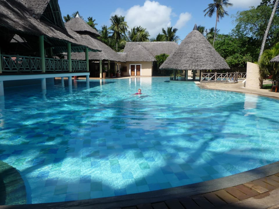 Ganz allein im Pool Neptune Palm Beach Boutique Resort & Spa