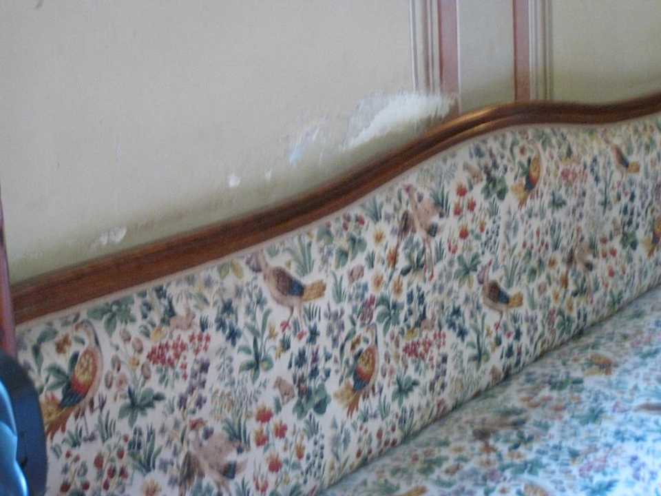 Sofa und Wand im Eingangsbereich Hotel Le Sorgenti