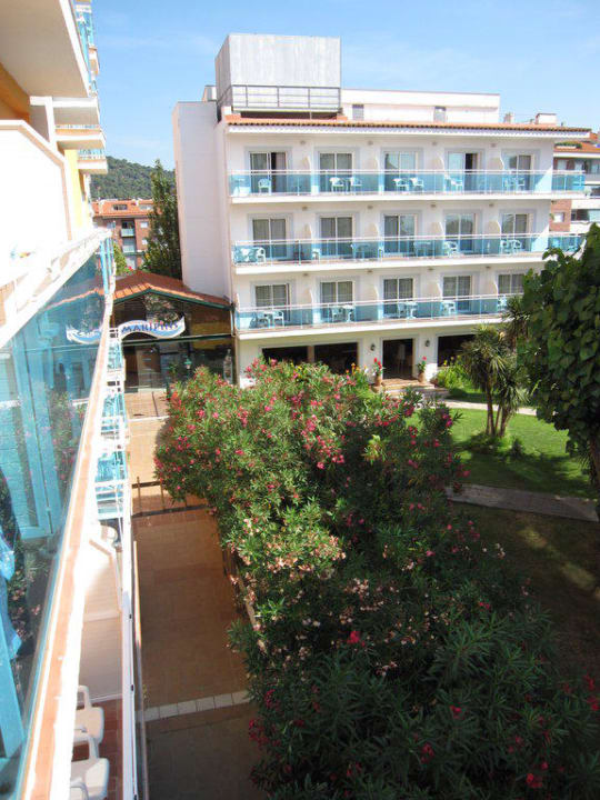 Blick zum Hotelinnenhof ALEGRIA Maripins