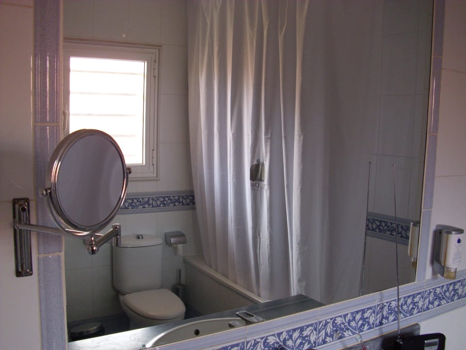 Das Bad ist ausreichend groß Hotel El Duque