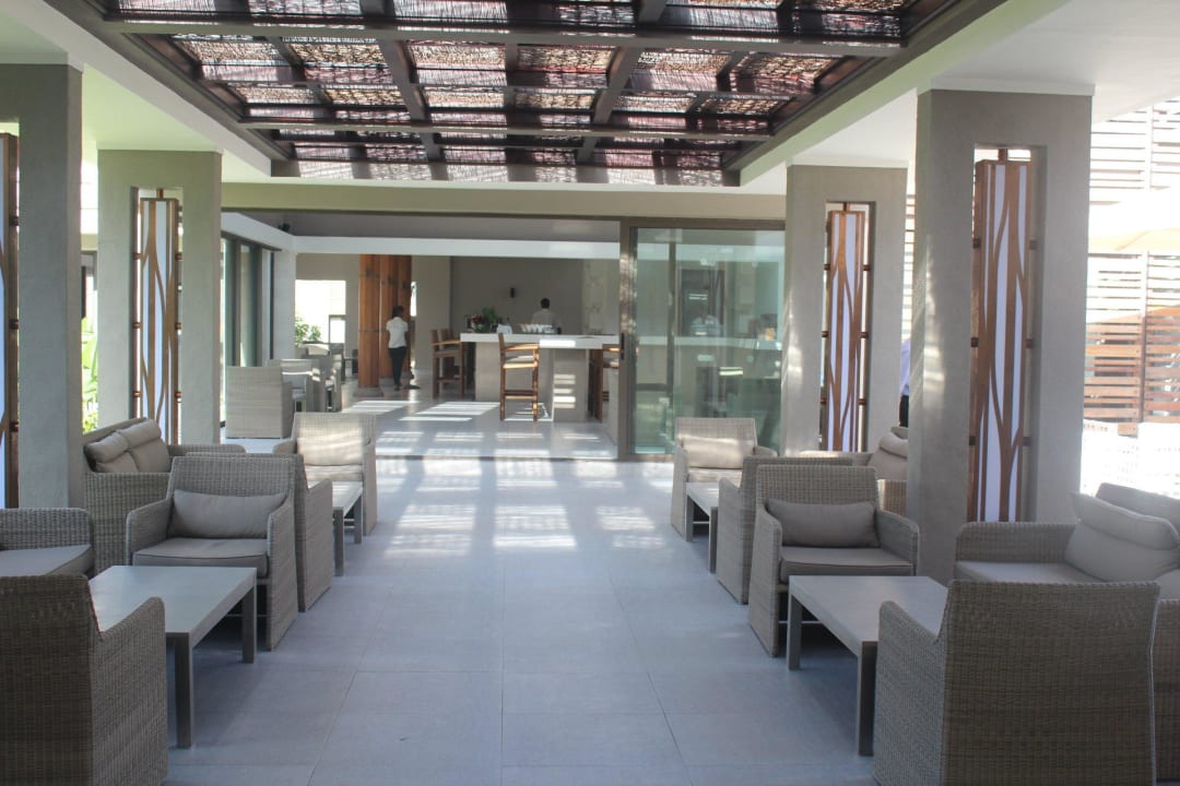 Zwischen Bar und Restaurant Crystals Beach Resort Belle Mare, a member of Radisson Individuals