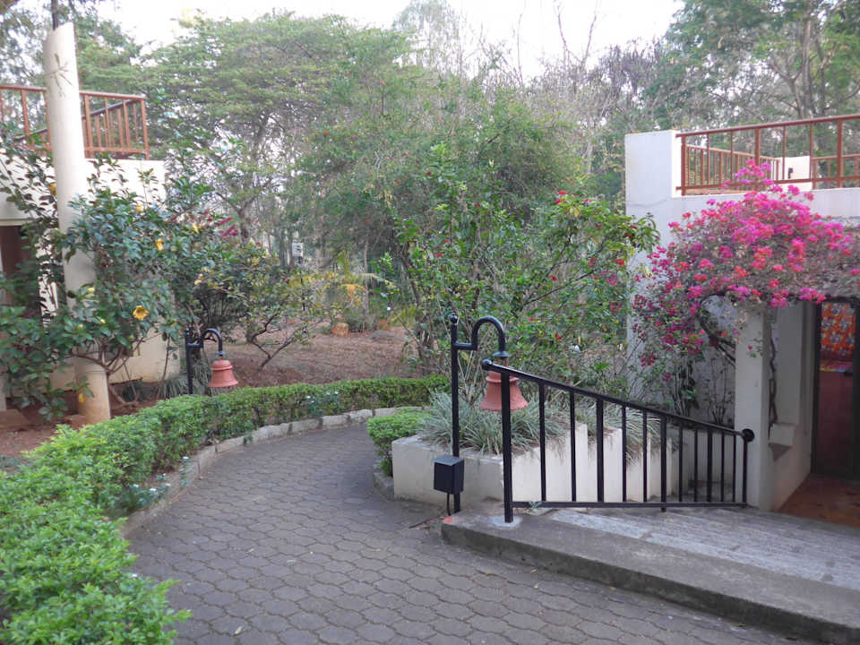 Blick in die Gartenanlage The Gateway Hotel KM Road