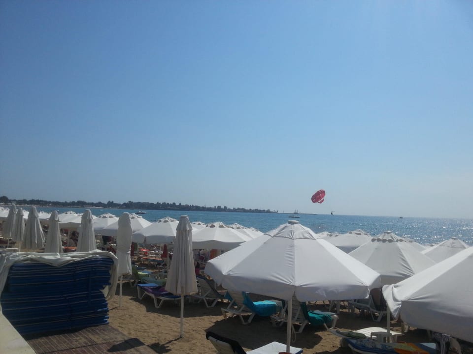 Blick über den Strand Hotel Sirma