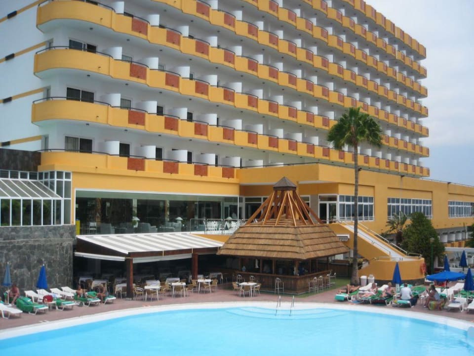 Aussenansicht mit Pool allsun Hotel Lucana