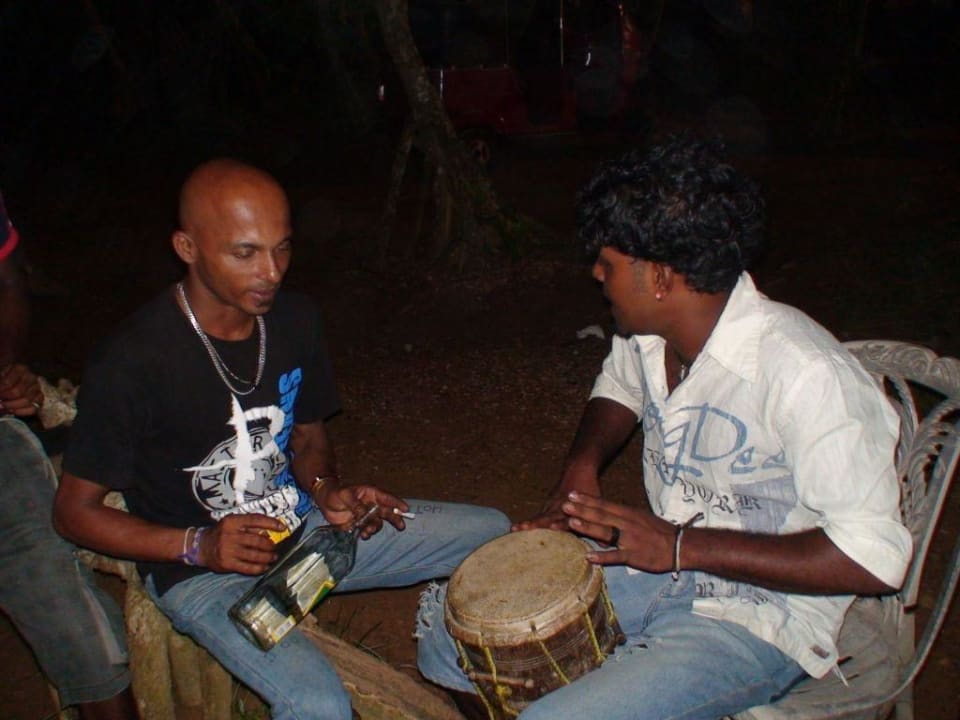 Abschiedsparty am Strand mit Lasantha (links) Thaala Bentota