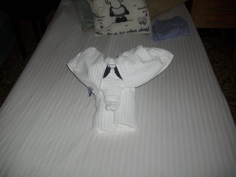 Hübsche, lustige Dekoration am Bett Royal Wings Hotel