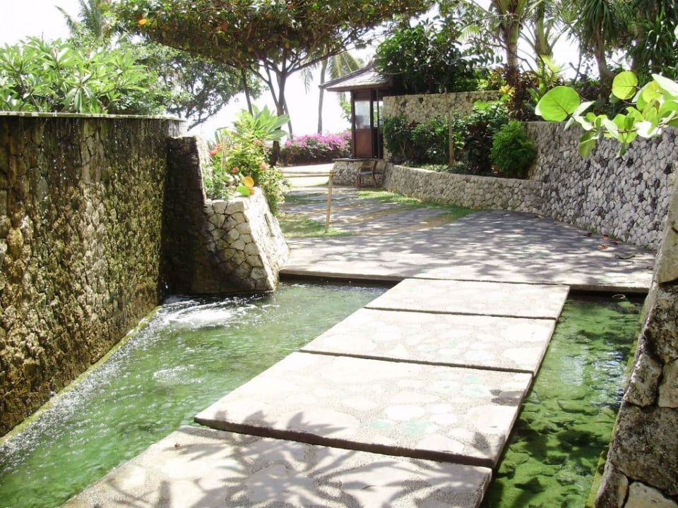 Weg vom Pool zum Strand Padma Resort Legian