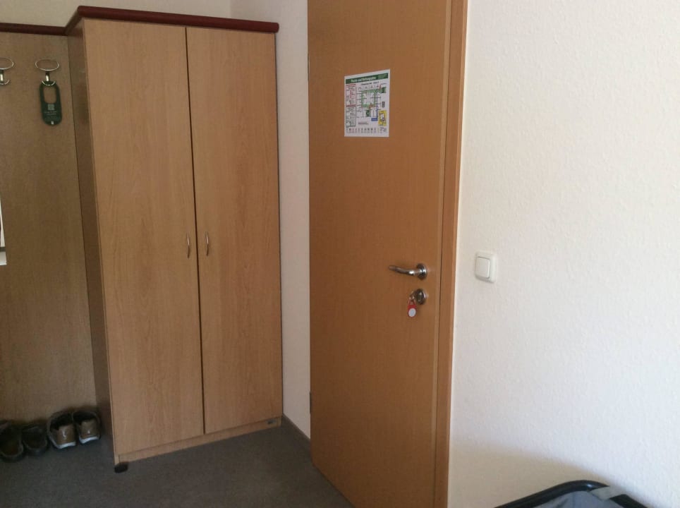 Eingang  und Kleiderschrank. Feel Good Hotel Chemnitz