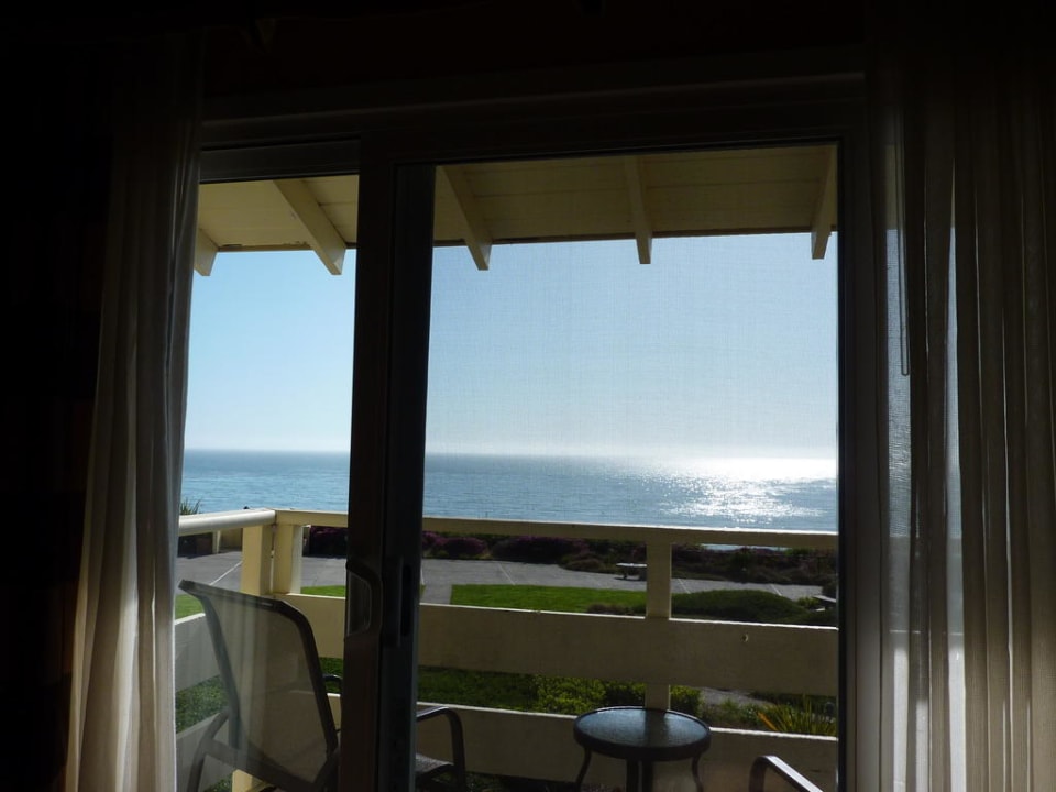 Blick vom Bett auf das Meer Hotel Spyglass Inn