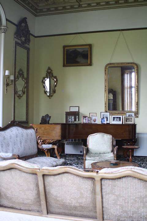 Der Salon Minard Castle B&B