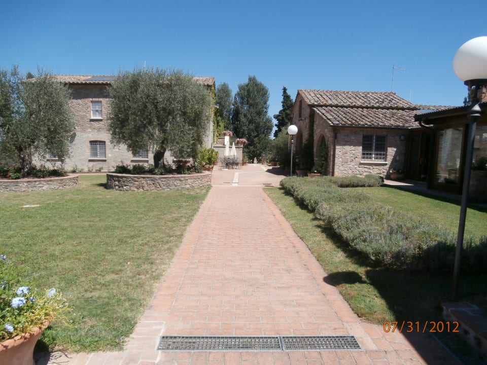 The grounds near guest rooms Agriturismo La Sovana