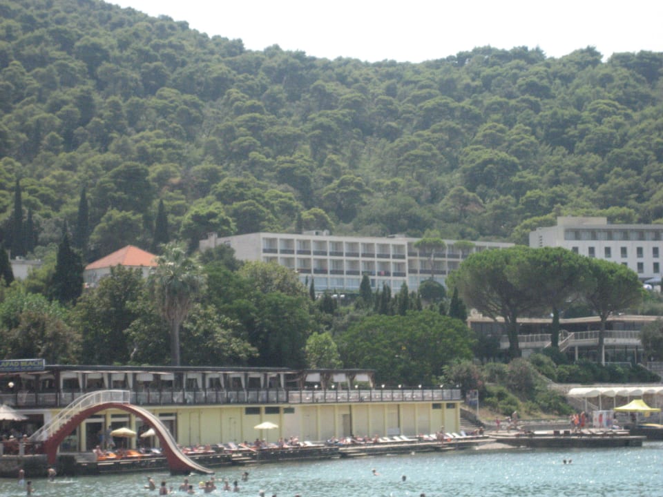 Вид на отель Адриатик (в центре) Apartment Adriatic