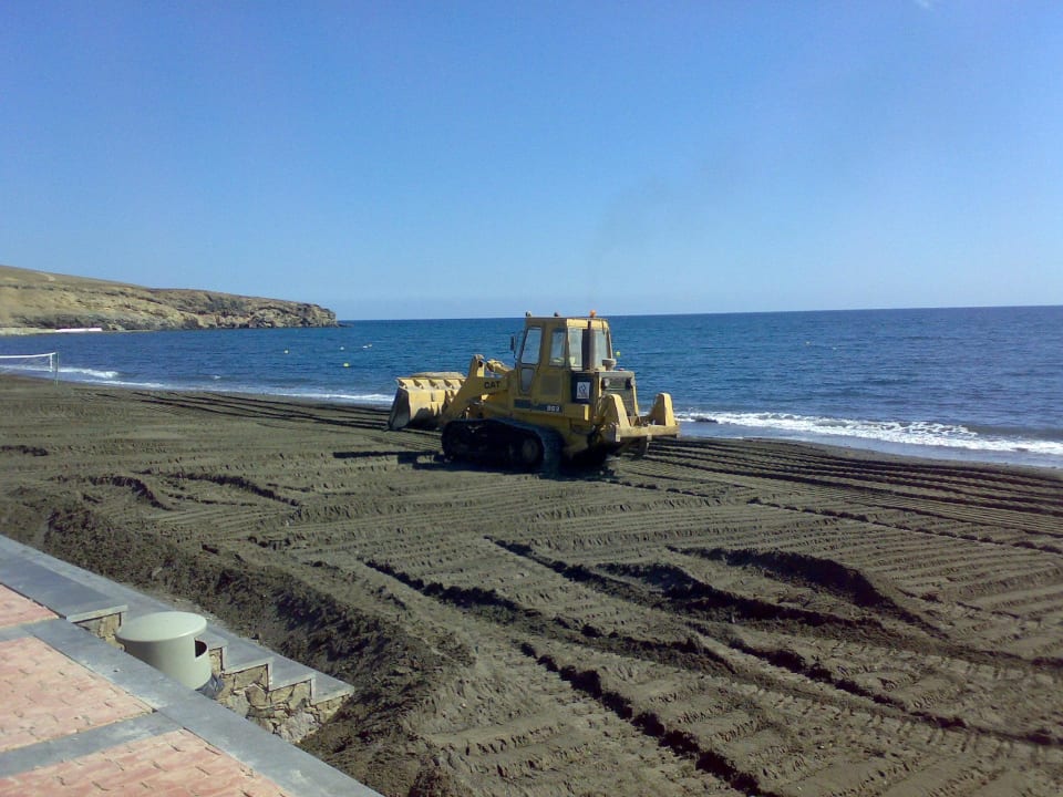 Strand wird bearbeitet R2 Bahía Playa Design Hotel & Spa - Adults Only