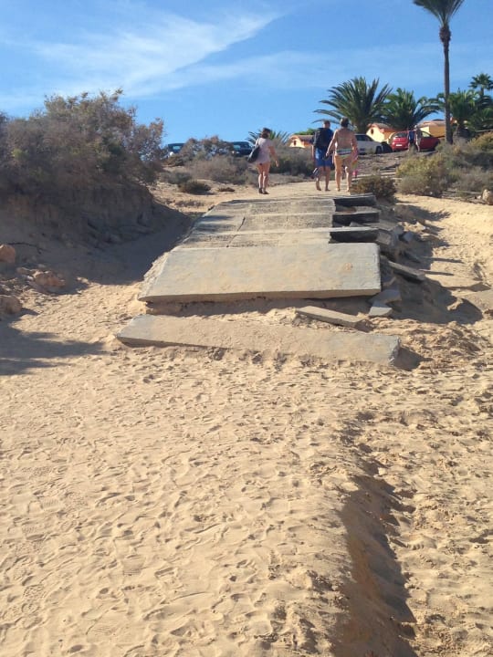 Steiler und rutschiger Abstieg zum Strand H10 Playa Esmeralda - Adults only
