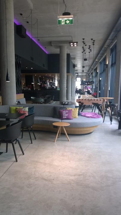 Sitzbereich in der Lobby (Tischkicker vorhanden) MOXY Vienna Airport