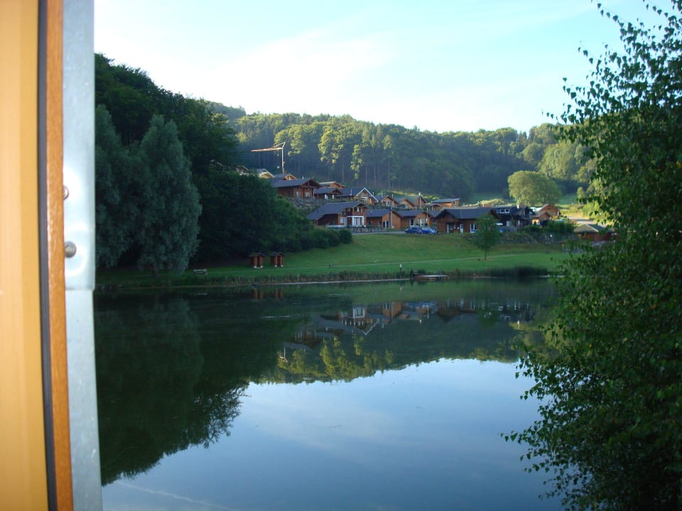 Blick von der Seehütte am Morgen auf den Waldsee  Hotel Eifeler Seehütte