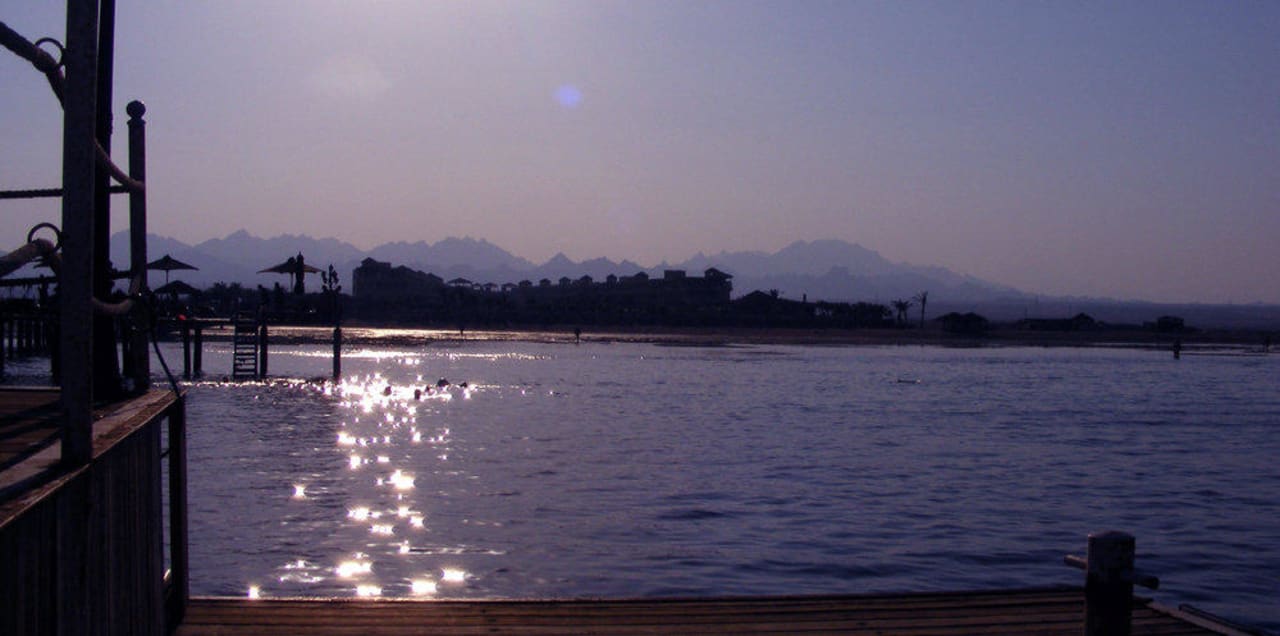 Widok na plażę i hotel Amwaj Beach Club Abu Soma Resort
