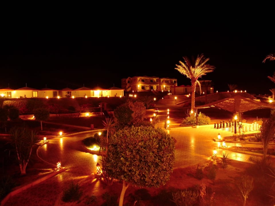 Anlage bei Nacht Richtung Bungalows Hotel Coral Garden