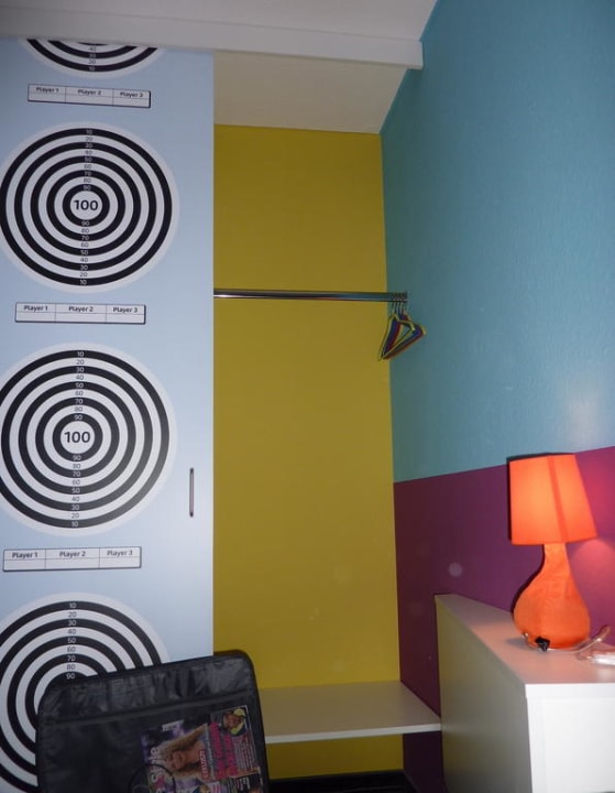 Kleiderschrank ibis Styles Hotel Düsseldorf-Neuss