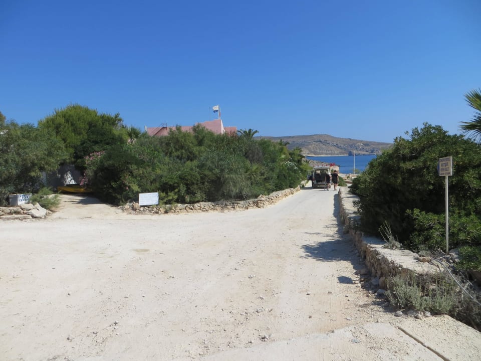 Der Weg Hotel zum Bungalow und der Ausblick am Weg Comino Hotel & Bungalows