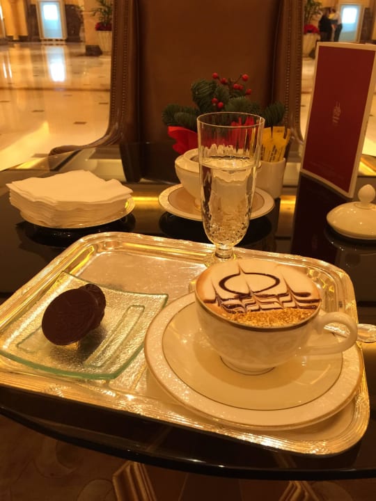Cappuccino mit Gold Emirates Palace Mandarin Oriental