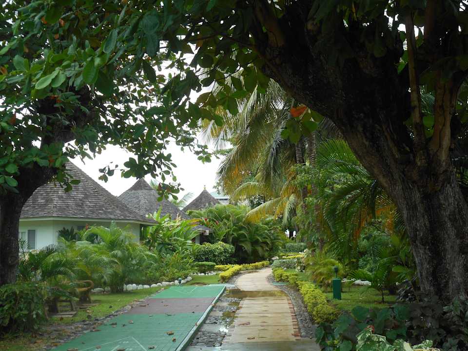 Gartenanlage mit Bungalows Grand Muthu Club Caribbean Runaway Bay