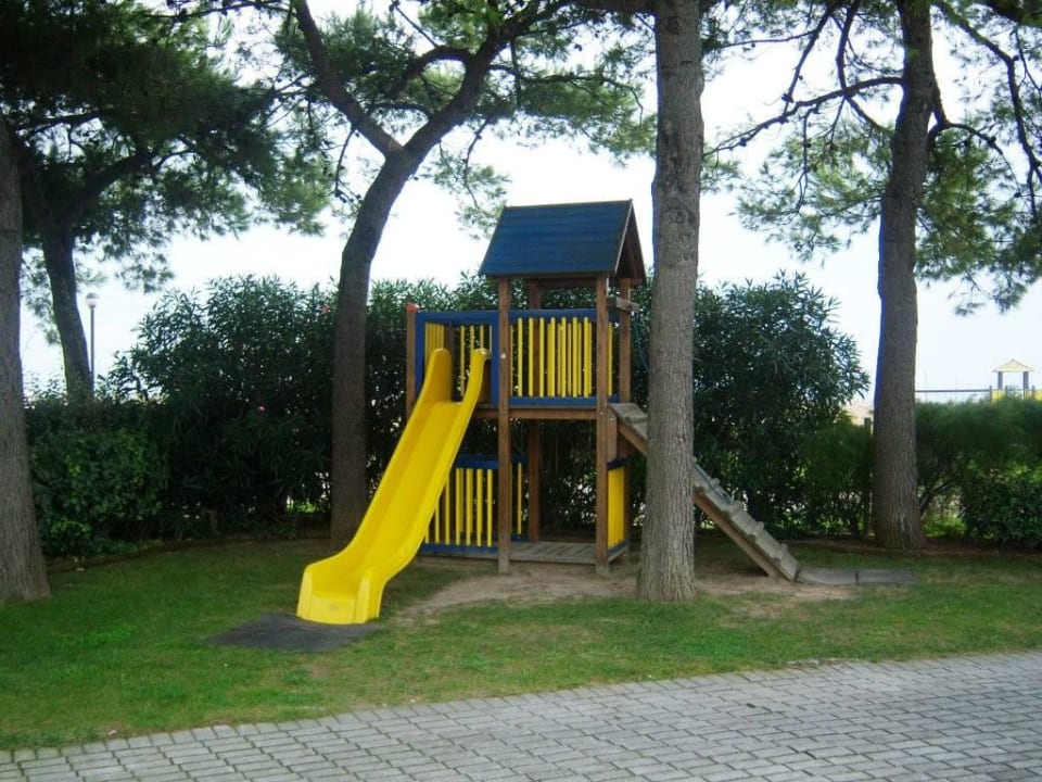 Kleiner Spielplatz am Pool Aparthotel Holiday