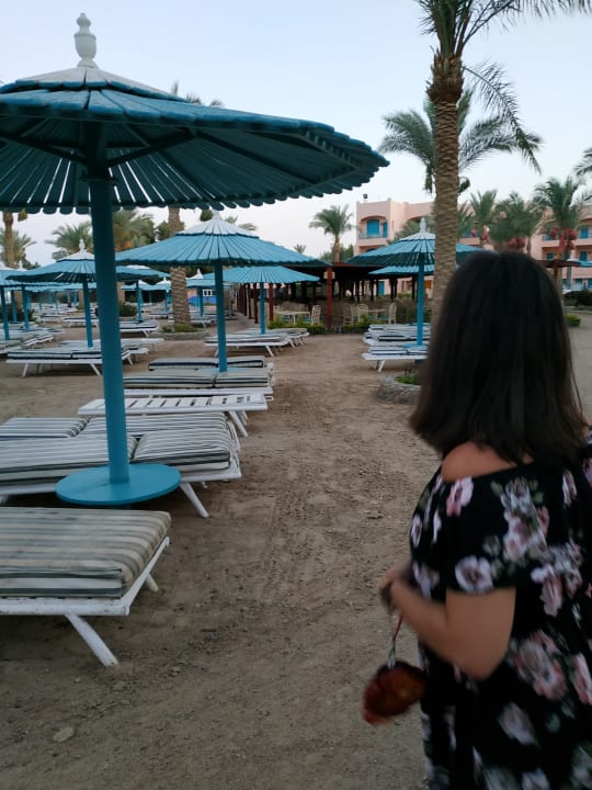 Liegen des hoteleigenen Strandabschnitts Hotel Le Pacha Beach Resort