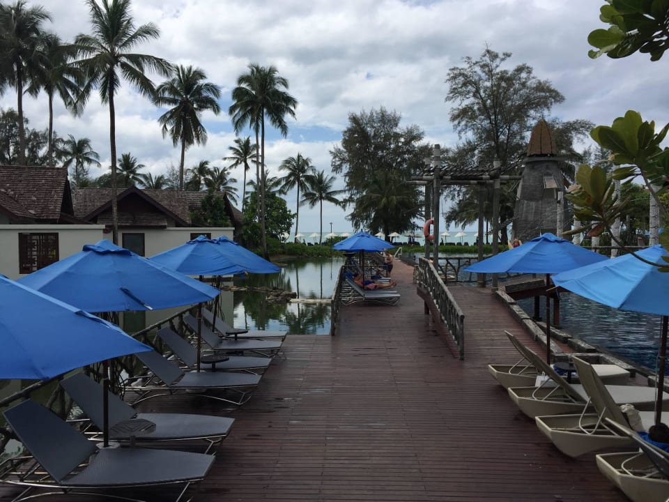 Liegen beim Hauptpool Graceland Khao Lak Beach Resort