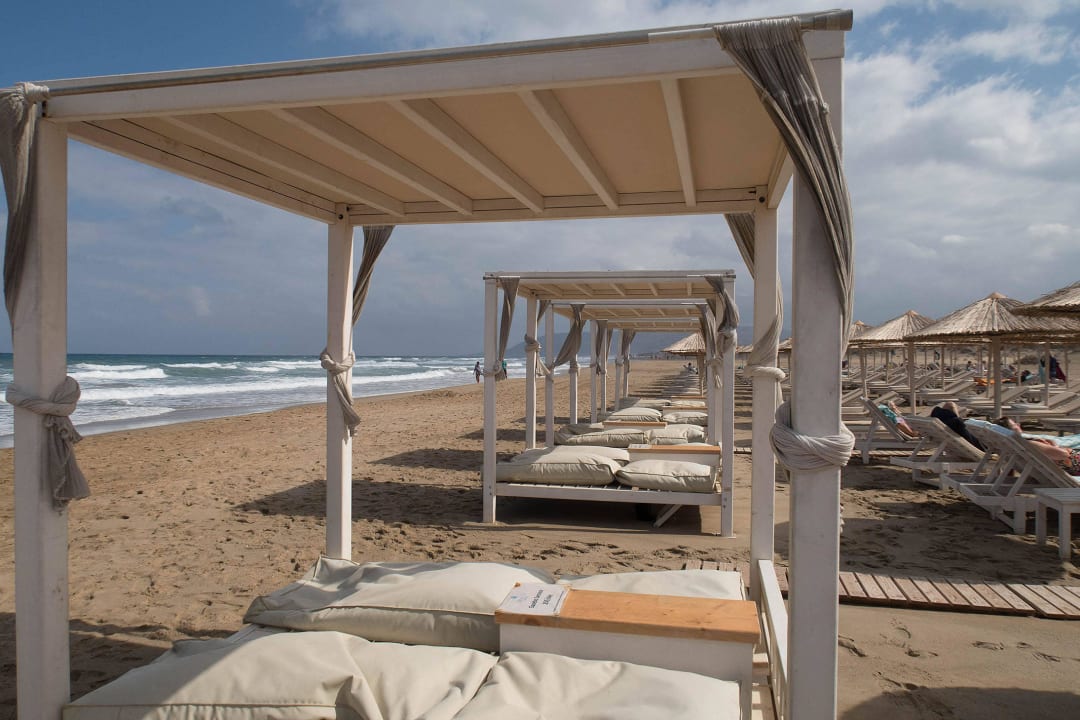 Kostenpflichtige "Himmelbetten" am Strand Anemos Luxury Grand Resort