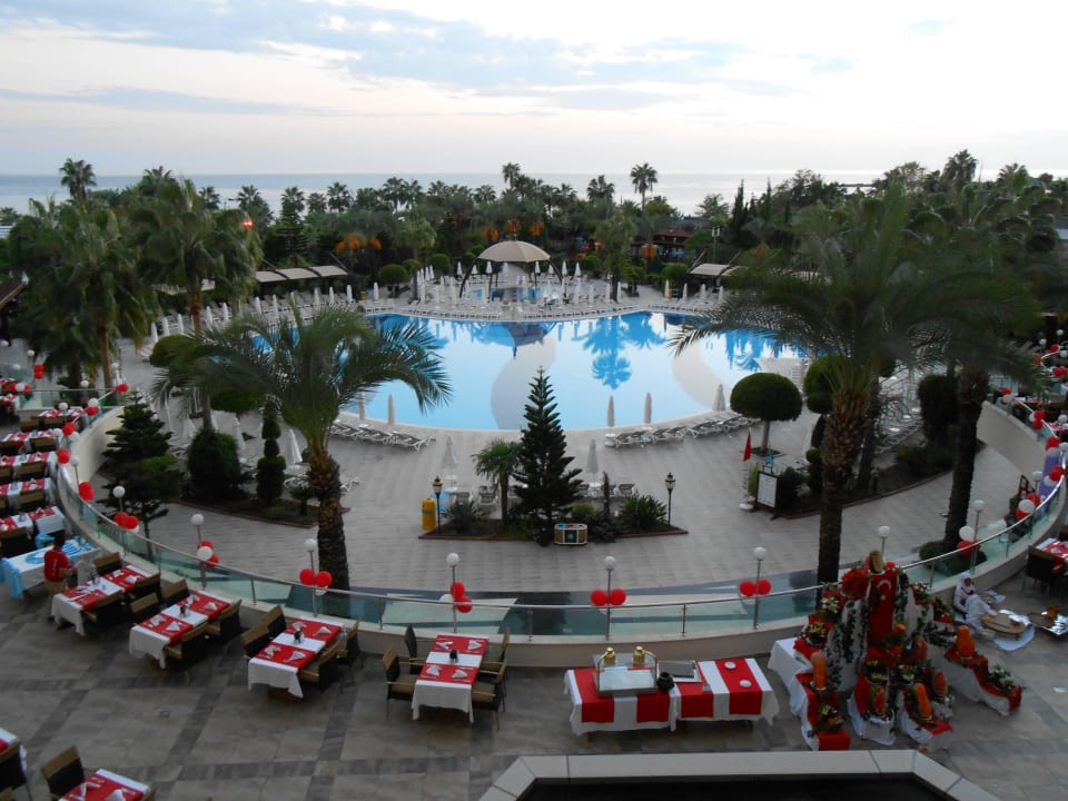 Terrasse mit Blick auf Pool Saphir Resort & Spa
