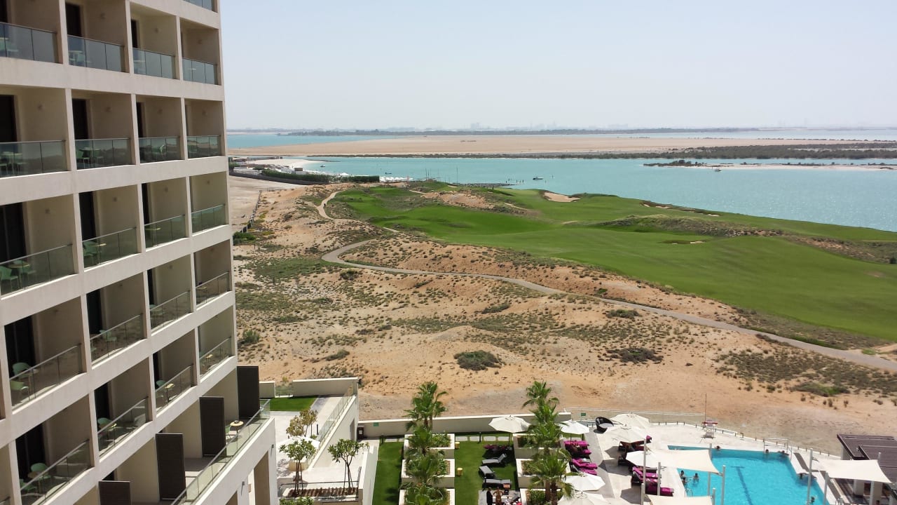 Blick auf den Yas Beach Crowne Plaza Hotel Yas Island
