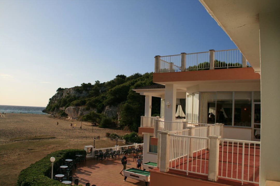 Blick von Terrasse des Restaurant auf Strand  Flipflop Cala Romantica
