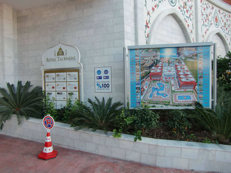 Hoteleingang Royal Taj Mahal Hotel