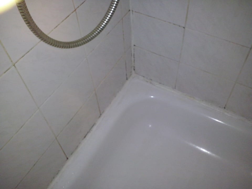 Schimmelpilz Silikonfugen Dusche Hotel Carina