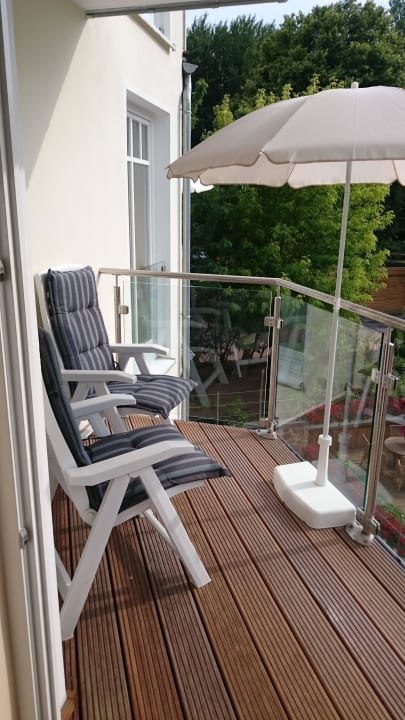 Balkon, mit allem was man braucht Hotel Am Strand