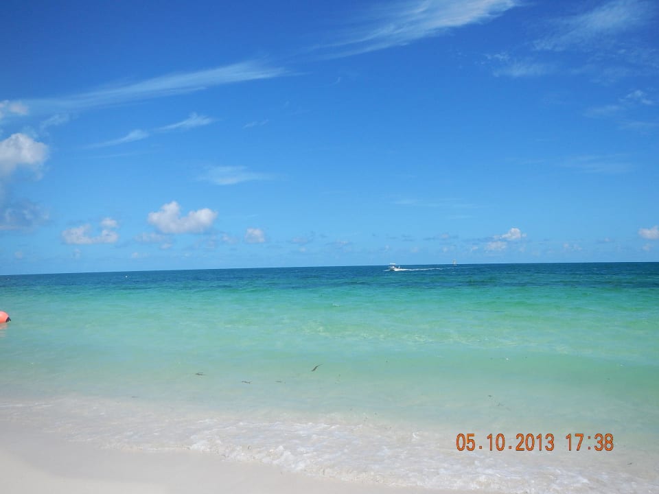 Flaches Meer wie in der Badewanne Memories Caribe Beach Resort