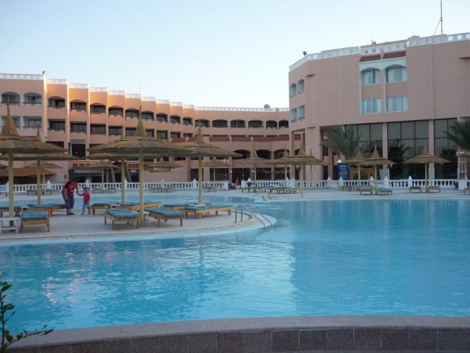 Pool am Hauptgebäude Beach Albatros Resort