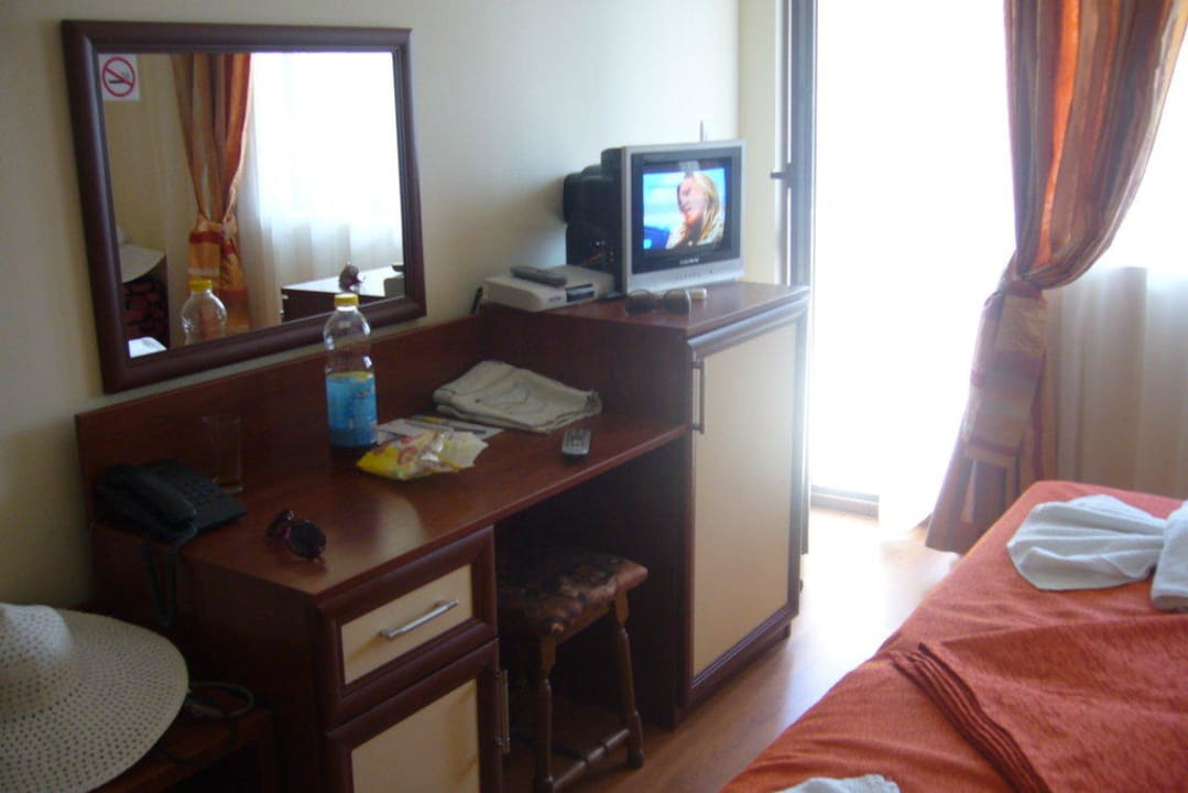 Schminkkommode, Kühlschrank und Fernseher Hotel Juzhni Noshti