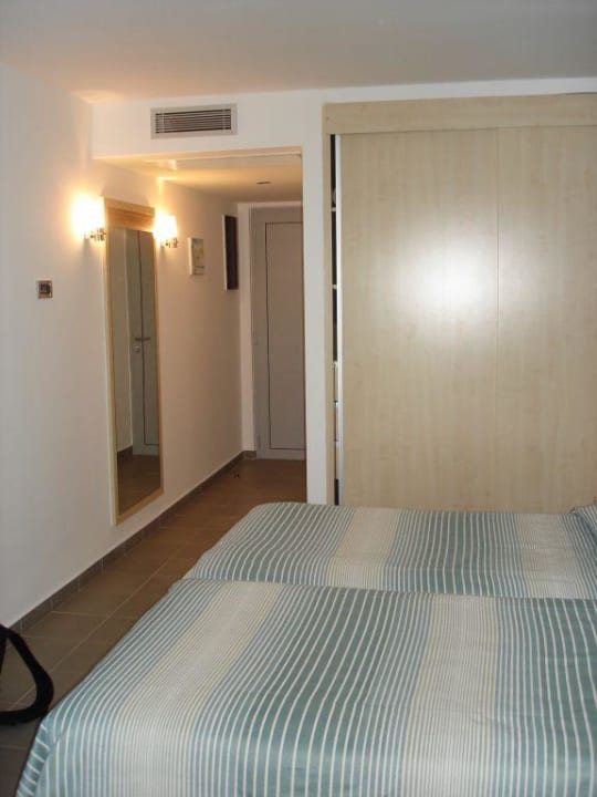 Zimmer - mit Blick zum Eingang & Einbauschrank Maistra Select Belvedere Resort