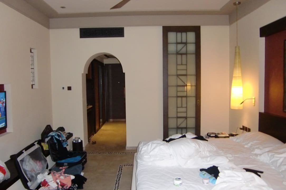 Zimmer mit verschiebbarer Scheibe zur Dusche Salalah Rotana Resort