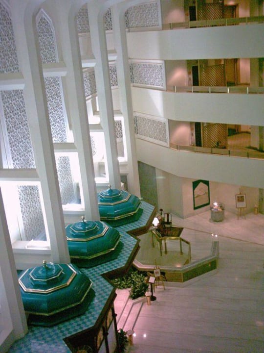 Von oben das Restaurant Al Bustan Palace - A Ritz-Carlton Hotel