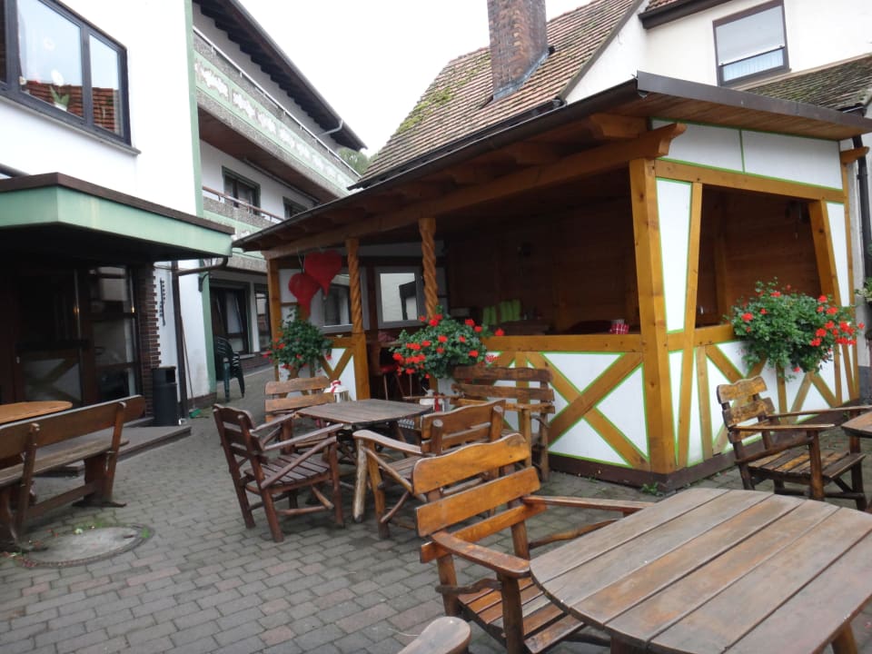 Überdachte Sitzmöglichkeit vor dem Gasthof Gasthof und Pension Zur Sonne