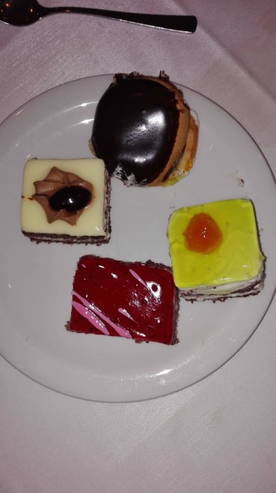 Kuchen Anissa Beach & Village